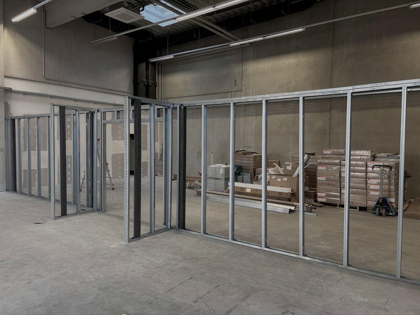 Halle mit Metallständerwerk für einen neuen Raum