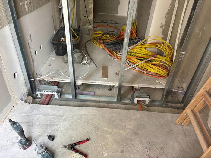 Installationswand im Aufbau