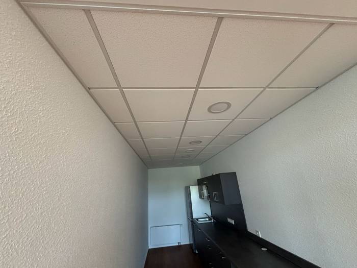 Flur mit Rasterdecke